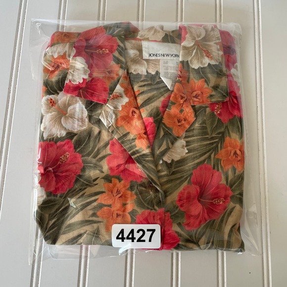 Jones New York Hawaiian Floral top size medium - Picture 7 of 8